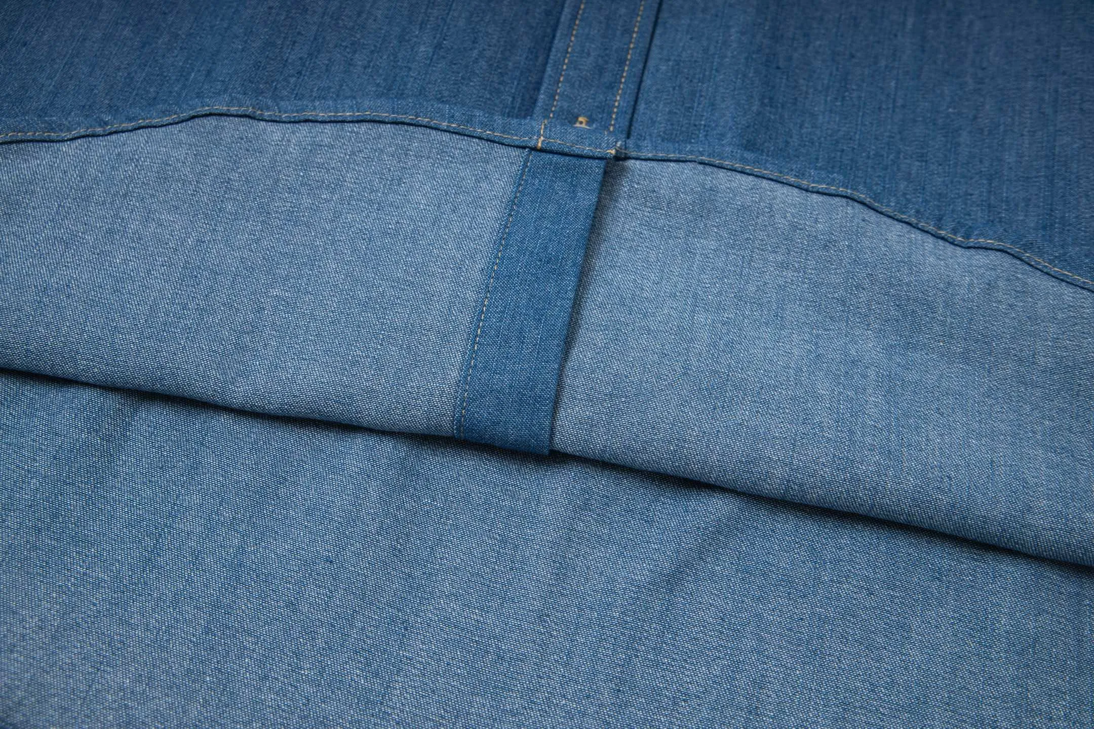 P220 model number: G006 Ralph Lauren/Ralph Lauren classic color small label couple style washed denim long-sleeved shirt 1️⃣Made of high-quality denim fabric, the upper body is soft and comfortable, extremely delicate, has a solid, smooth and soft feel, and the fabric does not wrinkle, and the feel is invincible. The details are handled perfectly! 2️⃣Adopting the washing process, the workmanship details are perfectly controlled. They are all hemmed with vest technology, and the insides of the sleeves are also used. Different from the four-needle and five-thread workmanship, the collars are also all designed with interlining, showing high-end fashion and individuality, and the style is fashionable, simple and elegant! 3️⃣It is very youthful and energetic, and can be easily worn by both men and women. It is very in line with the fashion aesthetic concepts of today's young people! Color: light blue, dark blue Size: S, M, L, XL